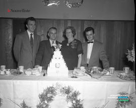 002 - Trois hommes et une femme