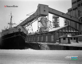 001 - Bateau en train de se charger