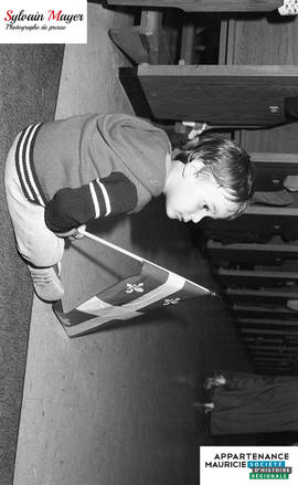 Enfant assis par terre