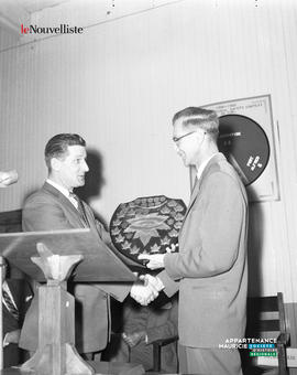 001 - Deux hommes et trophée