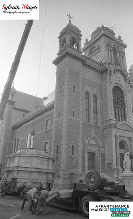 Personnes près d'une église