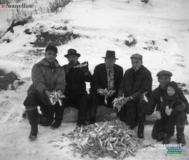 002 - Groupe de personnes avec poissons