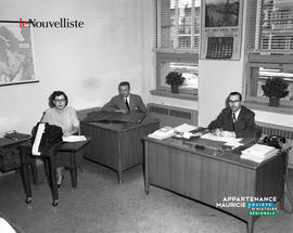 003 - Employés à leurs bureaux
