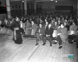 002 - Personnes dans une salle