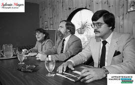 Personnes à une table