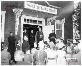 002 - Hommes devant une foule