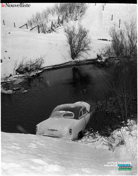 002 - Voiture tombée dans la rivière