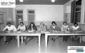 Personnes assises à des tables
