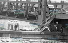 Personnes sur la structure du pont