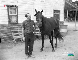 001 - Homme avec cheval