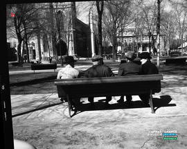 001 - Quatre hommes sur un banc