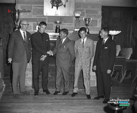001 - Remise d'un trophée