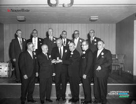 001 - Groupe d'hommes