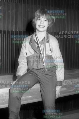 Fille avec une médaille