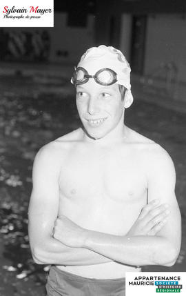 Garçon à la piscine