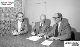 Hommes à un bureau