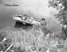 010 - Voiture renversée dans la rivière