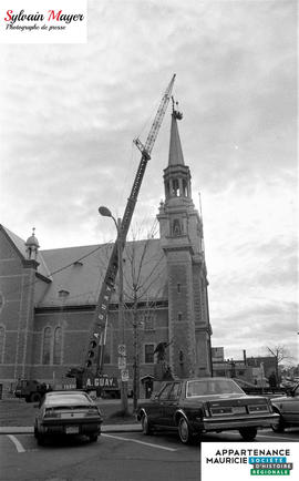 Grue près d'une église