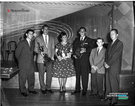001 - Groupe de personnes debout