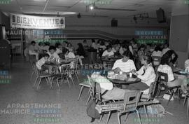 Étudiants à des tables
