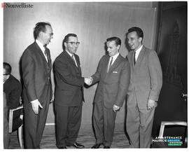 001 - Groupe d'hommes