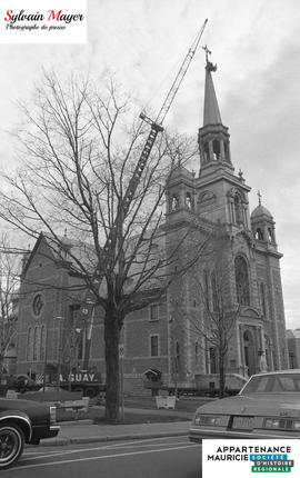 Grue près d'une église