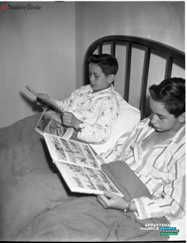 003 - Deux garçons dans un lit
