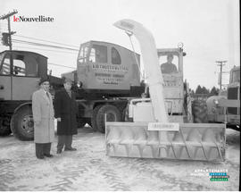 001 - Deux hommes et un souffleur