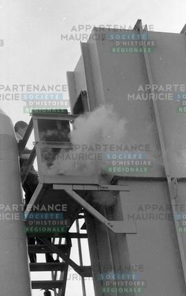 Fumée sortant d'un immeuble