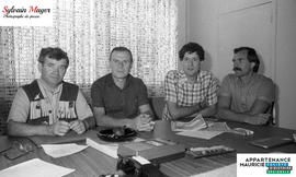 Personnes autour d'une table