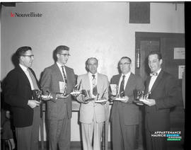 001 - Groupe de personnes et trophées