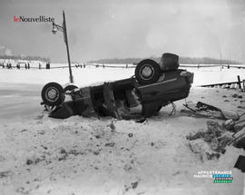 045 - Voiture tombée du pont