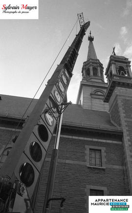Grue près d'une église
