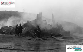 Pompiers et débris