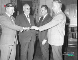 001 - Groupe d'hommes