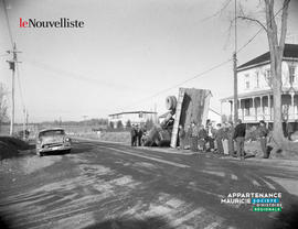 001 - Camion renversé