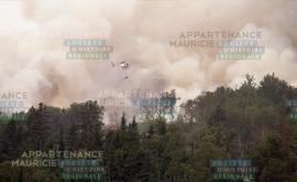 Hélicoptère survolant un feu