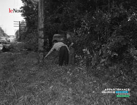 002 - Deux hommes à côté de l'accident