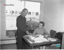 001 - M. Gagnon et sa secrétaire