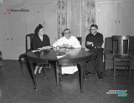 001 - Trois personnes à une table