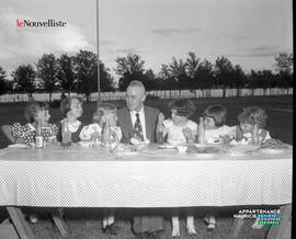 005 - Homme avec fillettes