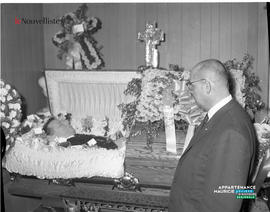 001 - Homme observant le cercueil ouvert de Benoit Louis-de-Gonzague