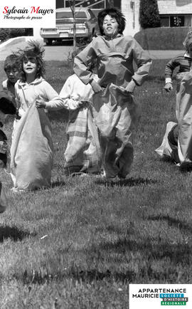 Jeunes jouant dehors