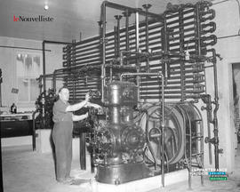 003 - Homme qui travaille avec une machine