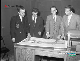 001 - Groupe d'hommes devant un plan