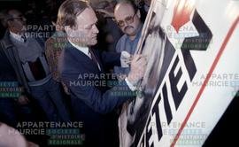 Jean Chrétien signe une affiche