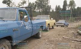 Camionnettes à la file