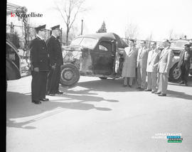001 - Un camion et des personnes