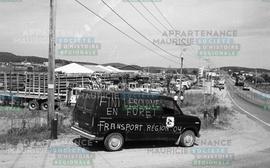 Camionnette avec slogan