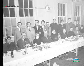001 - Groupe de personnes à un banquet